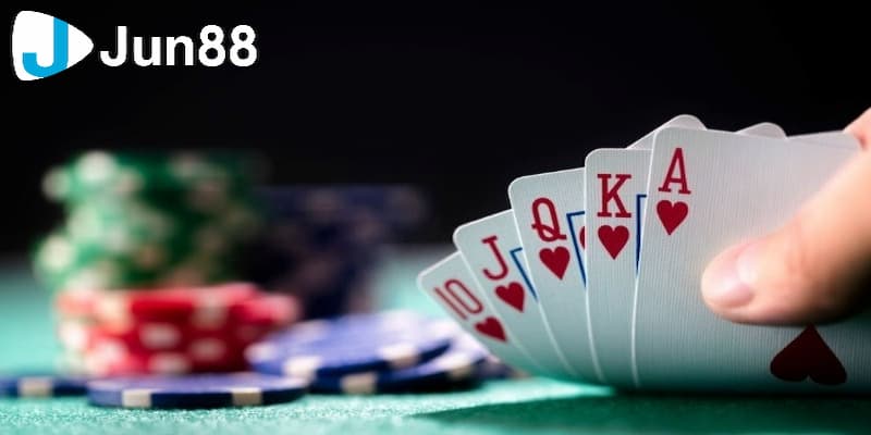 Biết thời điểm khi nào nên rút bài hoặc dừng lại trong xì dách